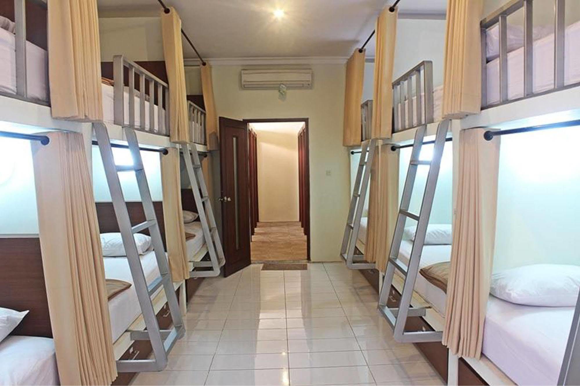 Mirah Hostel Legian Kültér fotó