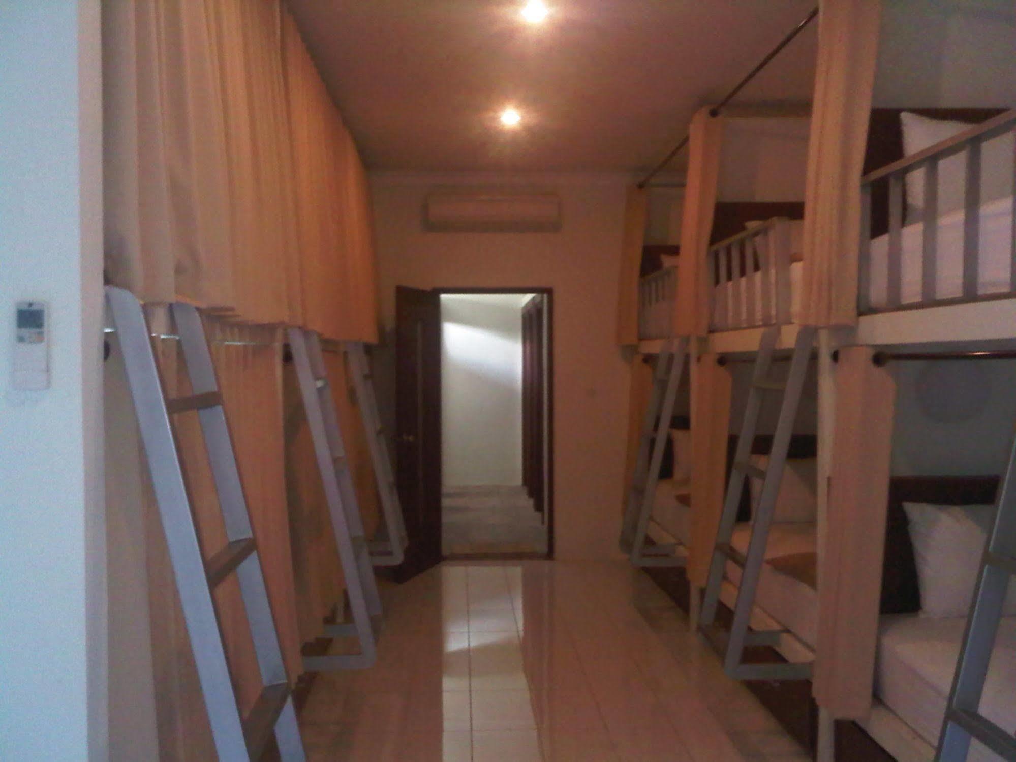 Mirah Hostel Legian Kültér fotó