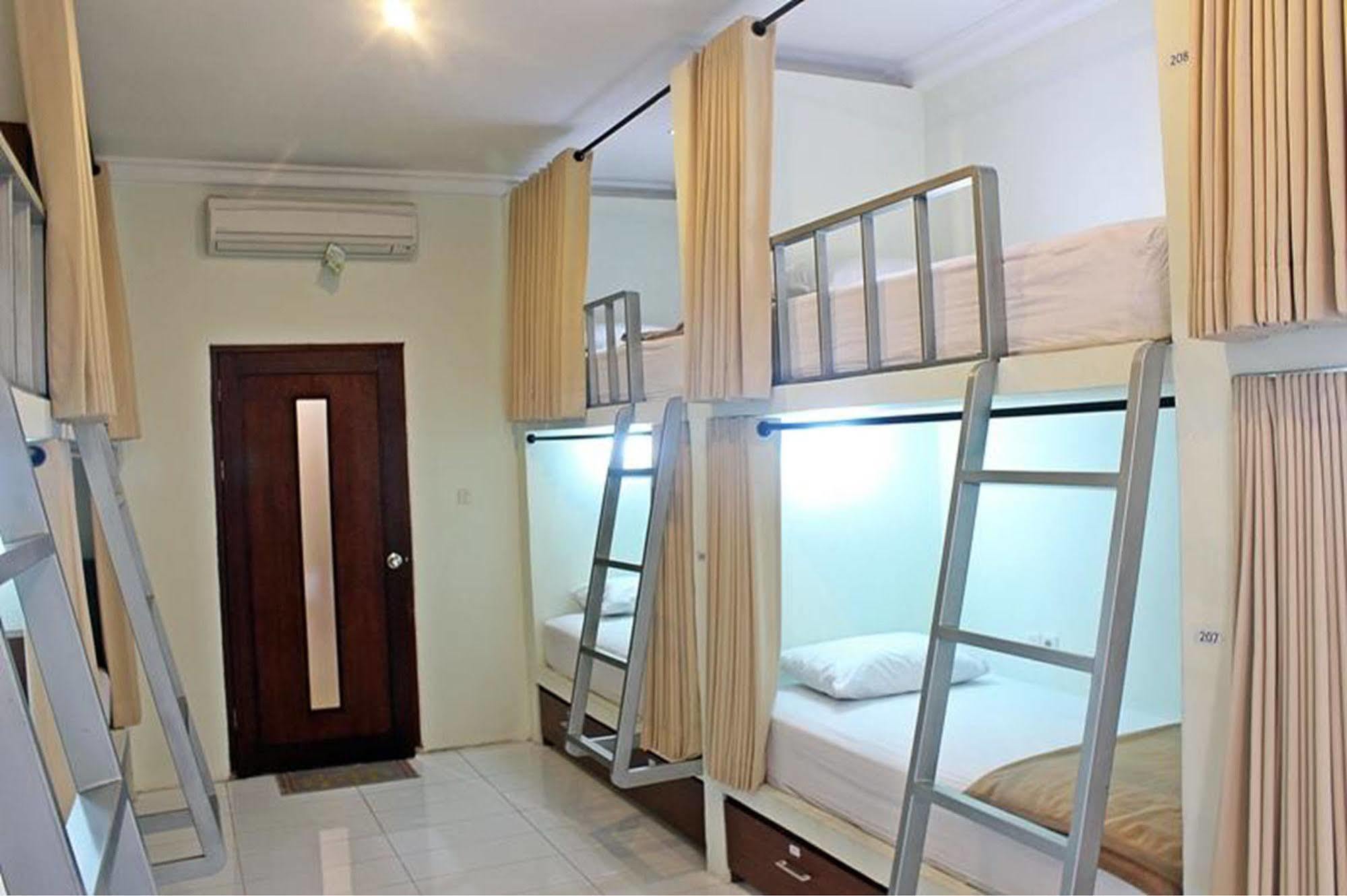 Mirah Hostel Legian Kültér fotó